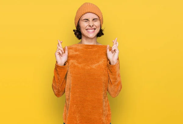 Ung Latinamerikansk Kvinna Klädd Avslappnade Kläder Och Ullmössa Gestikulerande Finger — Stockfoto