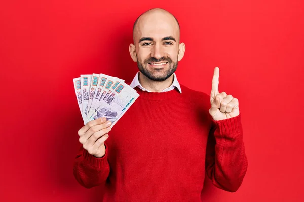 Joven Calvo Sosteniendo Billetes Libras Egipcias Sonriendo Con Una Idea —  Fotos de Stock