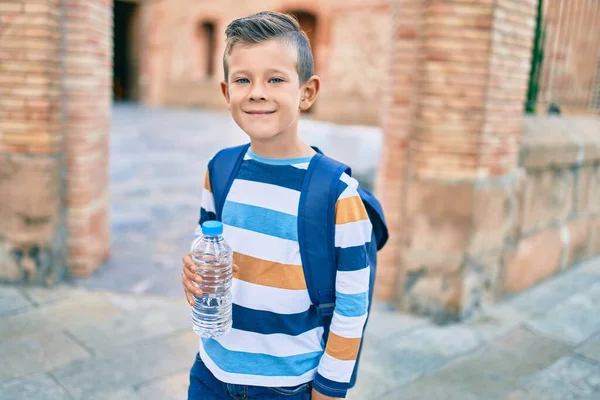 Adorable Estudiante Caucásico Sonriendo Feliz Sosteniendo Botella Agua Pie Ciudad — Foto de Stock