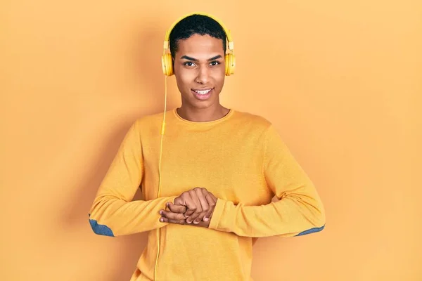 Joven Afroamericano Chico Escuchando Música Usando Auriculares Con Las Manos —  Fotos de Stock