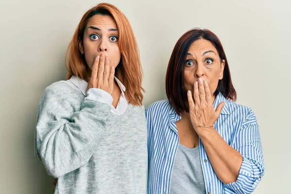 Mãe Filha Latina Vestindo Roupas Casuais Cobrindo Boca Com Mão — Fotografia de Stock