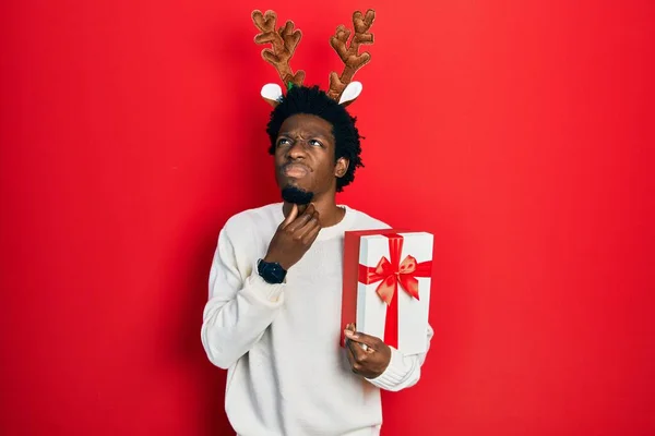 Молодой Африканский Американец Рождественской Шляпе Подарком Трогательной Болезненной Шеей Больным — стоковое фото