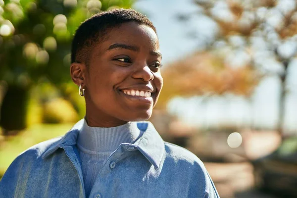Joven Mujer Afroamericana Sonriendo Feliz Pie Parque —  Fotos de Stock