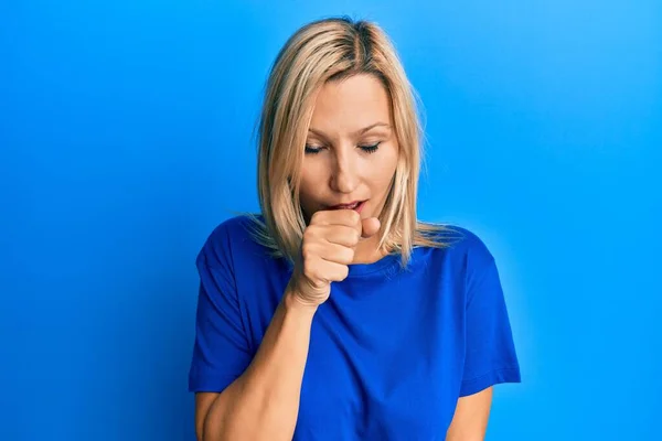Mujer Caucásica Mediana Edad Que Usa Una Camiseta Azul Casual —  Fotos de Stock