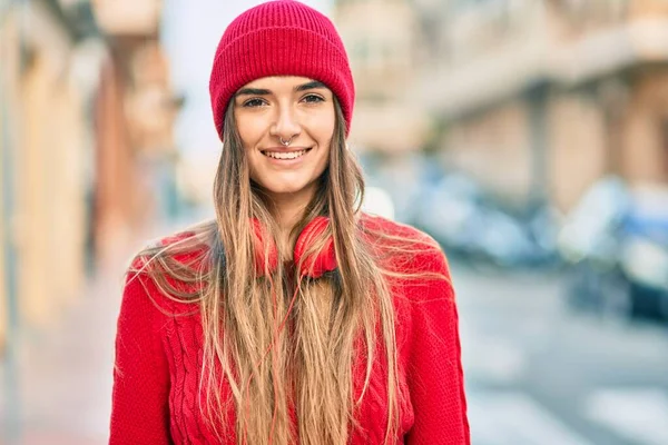 Jonge Spaanse Vrouw Met Wollen Pet Met Koptelefoon Stad — Stockfoto