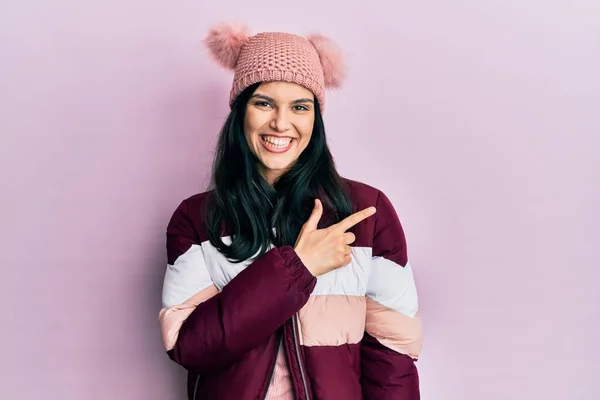 Mulher Hispânica Jovem Vestindo Camisola Inverno Boné Alegre Com Sorriso — Fotografia de Stock