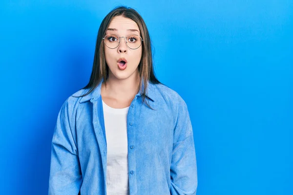 Chica Hispana Joven Con Ropa Casual Gafas Asustada Sorprendida Con — Foto de Stock