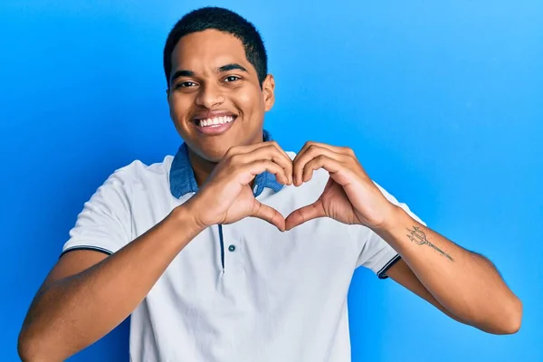 Joven Hombre Hispano Guapo Usando Ropa Casual Sonriendo Amor Haciendo — Foto de Stock