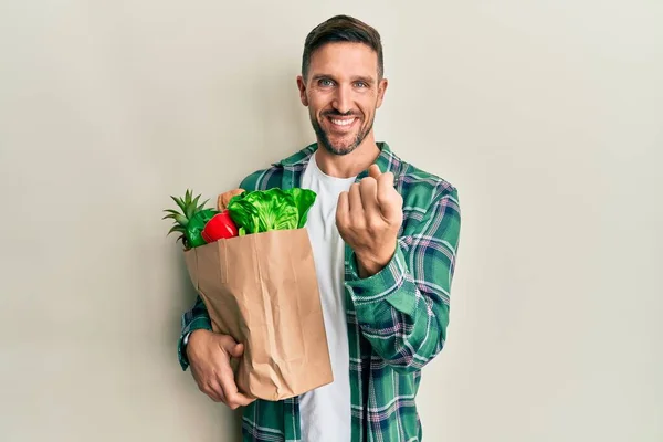 Hombre Guapo Con Barba Sosteniendo Bolsa Papel Con Comestibles Haciendo —  Fotos de Stock