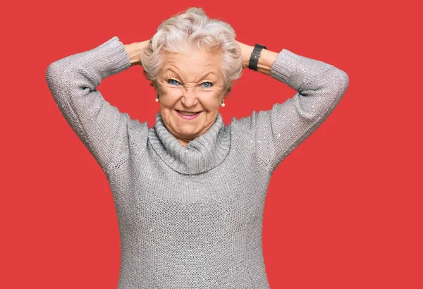 Senior Gråhårig Kvinna Bär Casual Vinter Tröja Avkopplande Och Stretching — Stockfoto