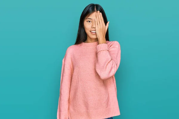 Bela Jovem Ásia Mulher Vestindo Casual Inverno Suéter Cobrindo Olho — Fotografia de Stock