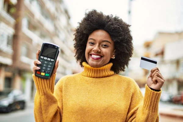 Chica Afroamericana Joven Sosteniendo Tarjeta Crédito Teléfono Datos Ciudad — Foto de Stock