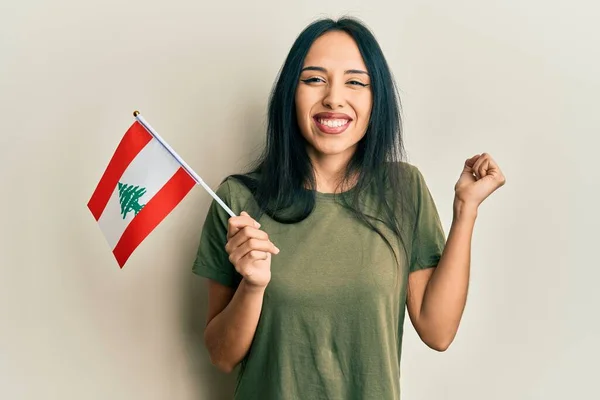 Jovem Hispânica Segurando Bandeira Lebanon Gritando Orgulhoso Celebrando Vitória Sucesso — Fotografia de Stock