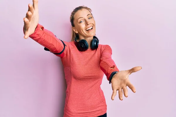 Mooie Blanke Vrouw Draagt Sportkleding Armband Kijkt Naar Camera Glimlachend — Stockfoto