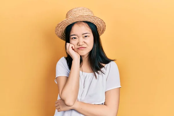 Giovane Ragazza Cinese Indossa Cappello Estivo Pensando Cercando Stanco Annoiato — Foto Stock