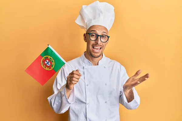 Plešatý Muž Plnovousem Sobě Profesionální Kuchař Zástěra Držení Portugalské Vlajky — Stock fotografie