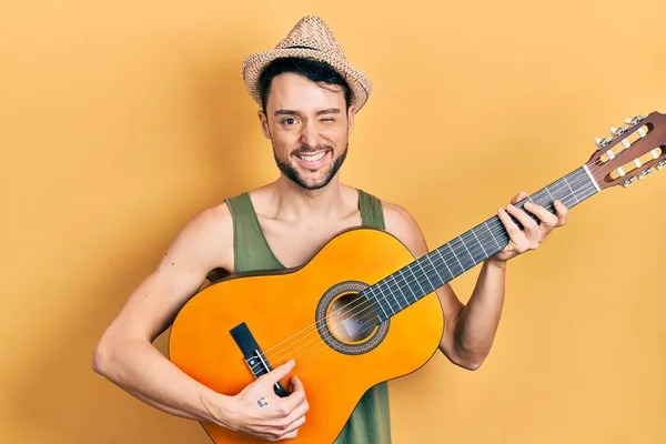 Ung Latinamerikansk Man Spelar Klassisk Gitarr Blinkar Tittar Kameran Med — Stockfoto