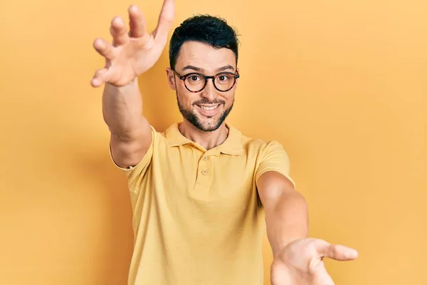 Giovane Uomo Ispanico Indossa Abiti Casual Occhiali Guardando Fotocamera Sorridente — Foto Stock