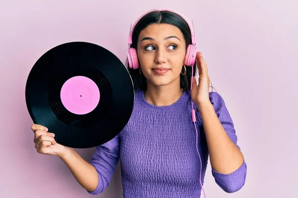 Ung Latinamerikansk Kvinna Med Hörlurar Som Håller Vinylskivan Leende Tittar — Stockfoto