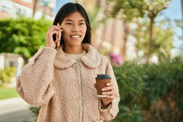 Jovem Mulher Asiática Falando Smartphone Bebendo Café Cidade — Fotografia de Stock