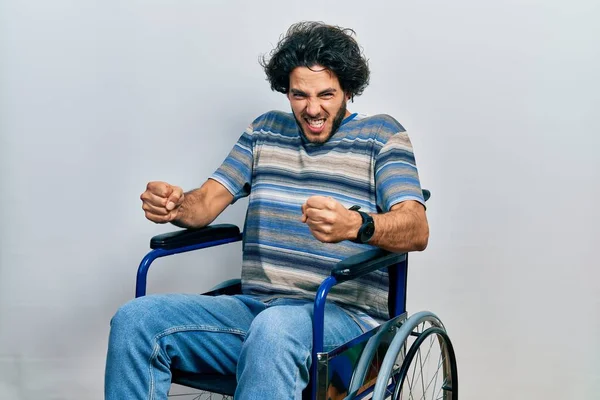 Homem Hispânico Bonito Sentado Cadeira Rodas Com Raiva Punhos Levantando — Fotografia de Stock
