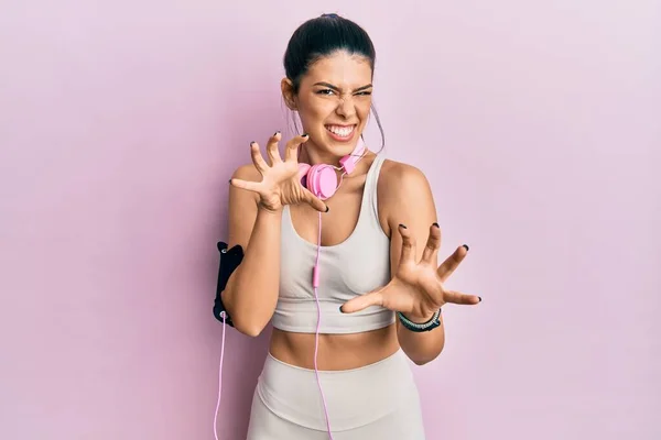 Mujer Hispana Joven Vistiendo Ropa Gimnasio Usando Auriculares Sonriendo Divertido — Foto de Stock