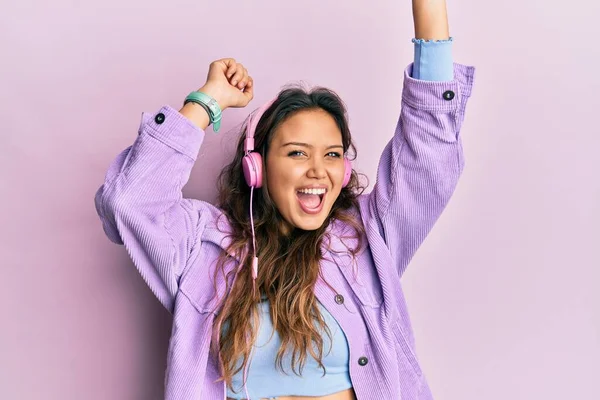 Junge Hispanische Mädchen Tanzen Und Hören Musik Über Kopfhörer Feiern — Stockfoto