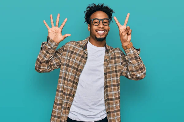 年轻的非洲裔美国人 留着胡子 穿着休闲装 戴着眼镜 用手指指着7号 面带微笑 自信而快乐 — 图库照片