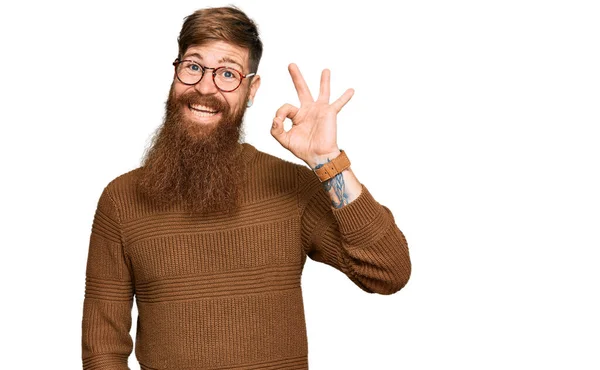 Jovem Irlandês Ruiva Homem Vestindo Roupas Casuais Óculos Sorrindo Positivo — Fotografia de Stock