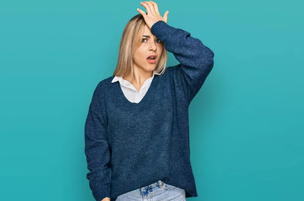 Mujer Joven Caucásica Con Ropa Casual Sorprendida Con Mano Cabeza —  Fotos de Stock