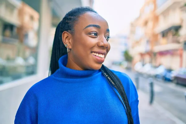 Jovem Afro Americana Sorrindo Feliz Andando Cidade — Fotografia de Stock