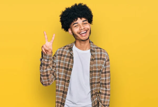 Ung Afrikansk Amerikansk Man Med Afro Hår Bär Casual Kläder — Stockfoto