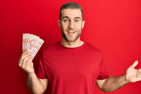 Joven Hombre Caucásico Sosteniendo Billetes Dólares Singapurenses Celebrando Logro Con —  Fotos de Stock