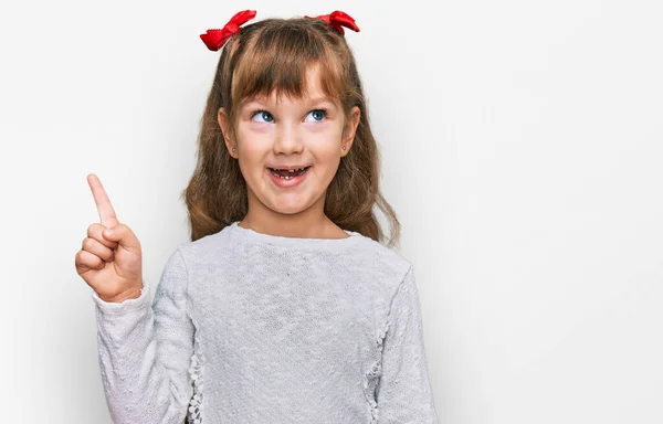 Klein Blank Meisje Kind Dragen Casual Kleding Tonen Wijzen Met — Stockfoto