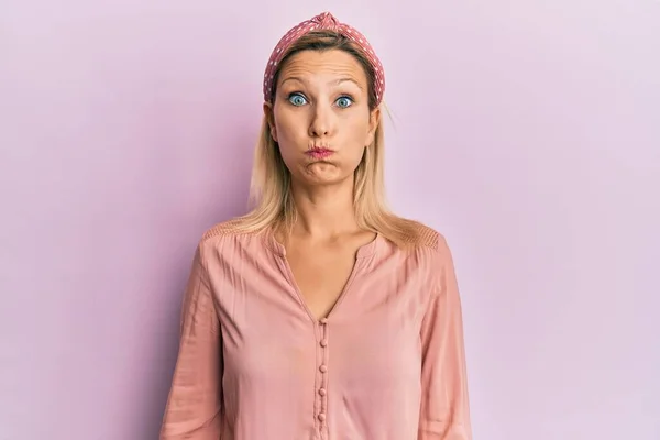 Middelbare Leeftijd Blanke Vrouw Draagt Casual Kleding Puffend Wangen Met — Stockfoto