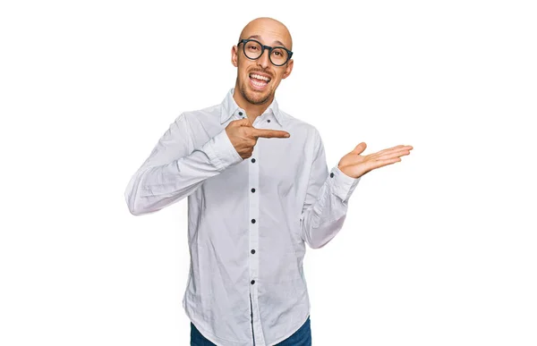 Homem Careca Com Barba Vestindo Camisa Negócios Óculos Espantados Sorrindo — Fotografia de Stock