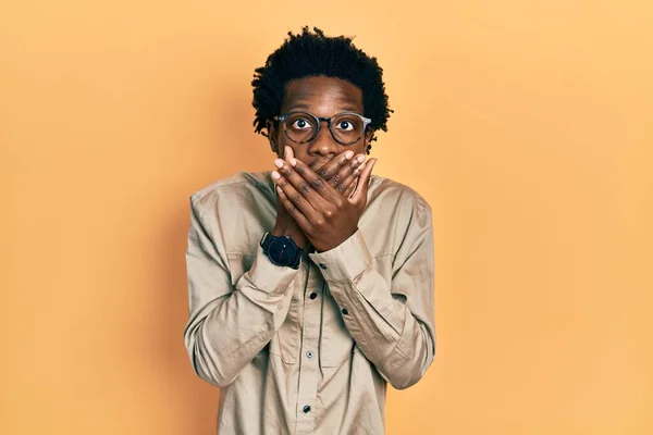 Jovem Afro Americano Vestindo Roupas Casuais Óculos Chocados Cobrindo Boca — Fotografia de Stock