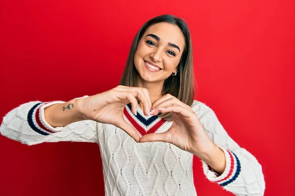 Chica Morena Joven Usando Suéter Estudiante Casual Sonriendo Amor Haciendo — Foto de Stock