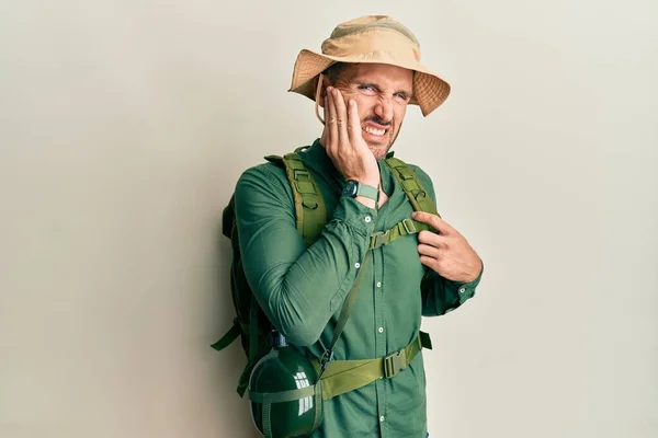 Όμορφος Άντρας Γενειάδα Φορώντας Καπέλο Εξερευνητή Και Σακίδιο Αγγίζοντας Στόμα — Φωτογραφία Αρχείου