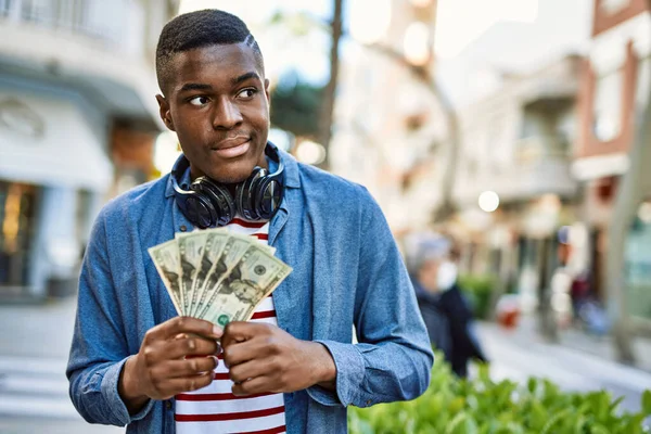 Jovem Afro Americano Usando Fones Ouvido Segurando Dólares Cidade — Fotografia de Stock