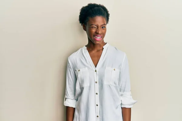Chica Afroamericana Joven Con Ropa Casual Guiño Mirando Cámara Con —  Fotos de Stock