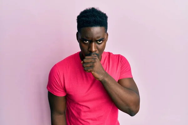 Knappe Zwarte Man Draagt Casual Roze Shirt Gevoel Onwel Hoesten — Stockfoto
