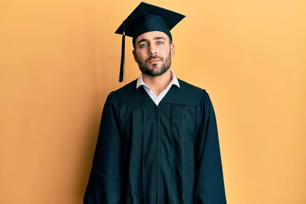 Joven Hombre Hispano Con Gorra Graduación Bata Ceremonia Relajado Con — Foto de Stock