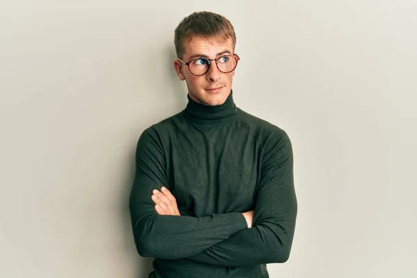 Young Caucasian Man Wearing Glasses Arms Crossed Gesture Smiling Looking — Stock Photo, Image