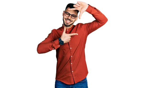 Joven Hombre Hispano Con Barba Vistiendo Camisa Negocios Gafas Sonrientes — Foto de Stock