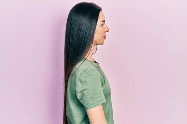 Hermosa Mujer Con Ojos Azules Con Camiseta Casual Mirando Lado — Foto de Stock