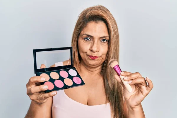 Mulher Hispânica Meia Idade Segurando Escova Maquiagem Blush Cético Nervoso — Fotografia de Stock