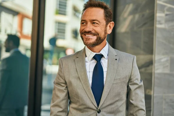 Hombre Negocios Mediana Edad Sonriendo Feliz Pie Ciudad —  Fotos de Stock