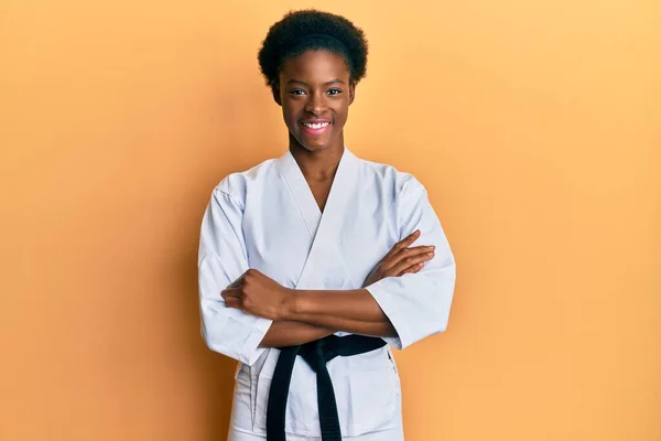 Jong Afrikaans Amerikaans Meisje Met Karate Kimono Zwarte Riem Vrolijk — Stockfoto