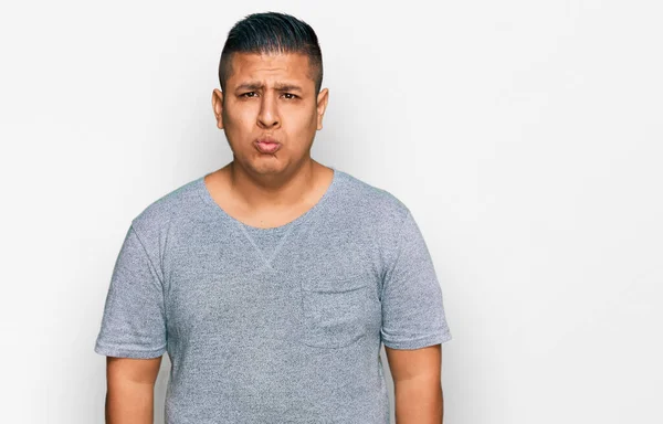 Mladý Latinský Muž Oblečený Neformálního Oblečení Depresi Obavami Úzkosti Rozzlobený — Stock fotografie